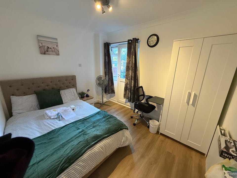 Double Room - Central Dartford - Free Parking Vacation rental in Dartford