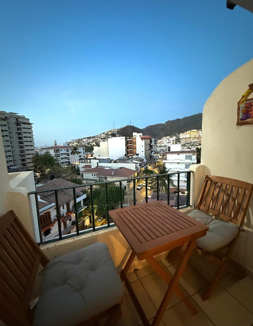 View (from property/room), Balcony/Terrace, Seating area, City view, Mountain view