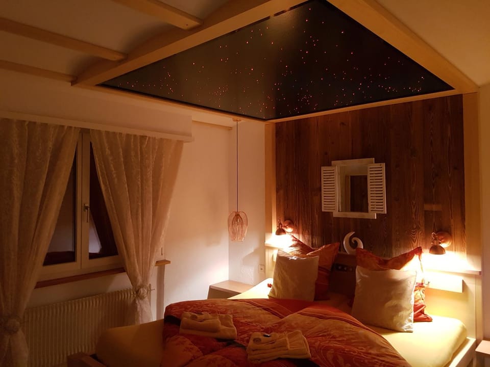 Bed, Photo of the whole room, Decorative detail, Bedroom