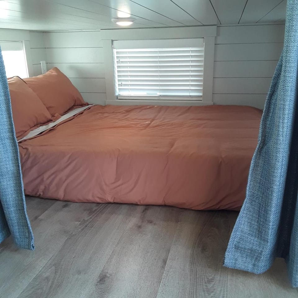 Access Zion & Bryce! Tiny Home with Rooftop Deck and Hot Tub House in Hurricane