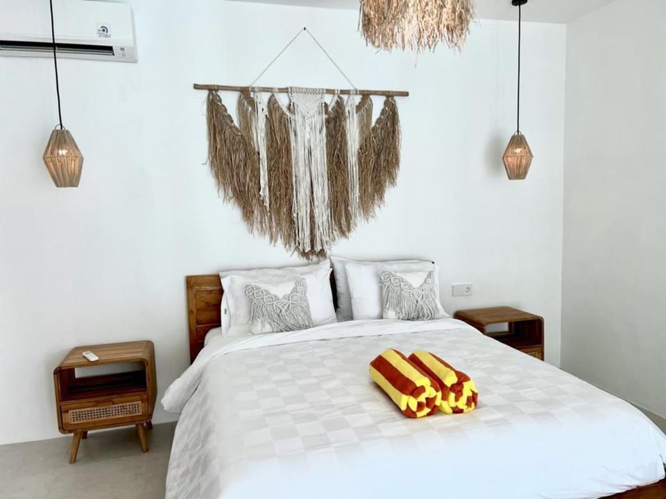 Bed, Bedroom, towels