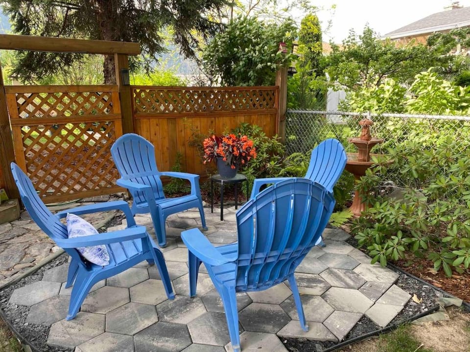 Magical Themed Decor! Pets Welcome! 3 Bedrooms Apartment in British Columbia