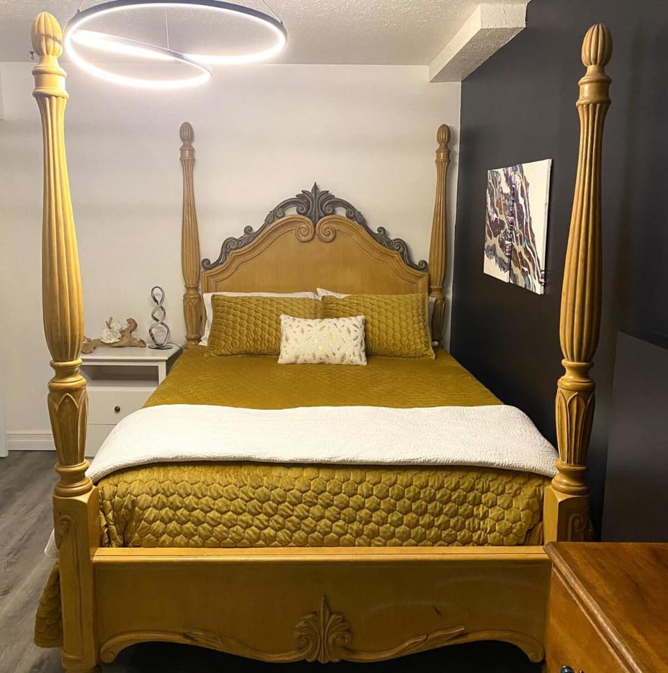 Magical Themed Decor! Pets Welcome! 3 Bedrooms Apartment in British Columbia