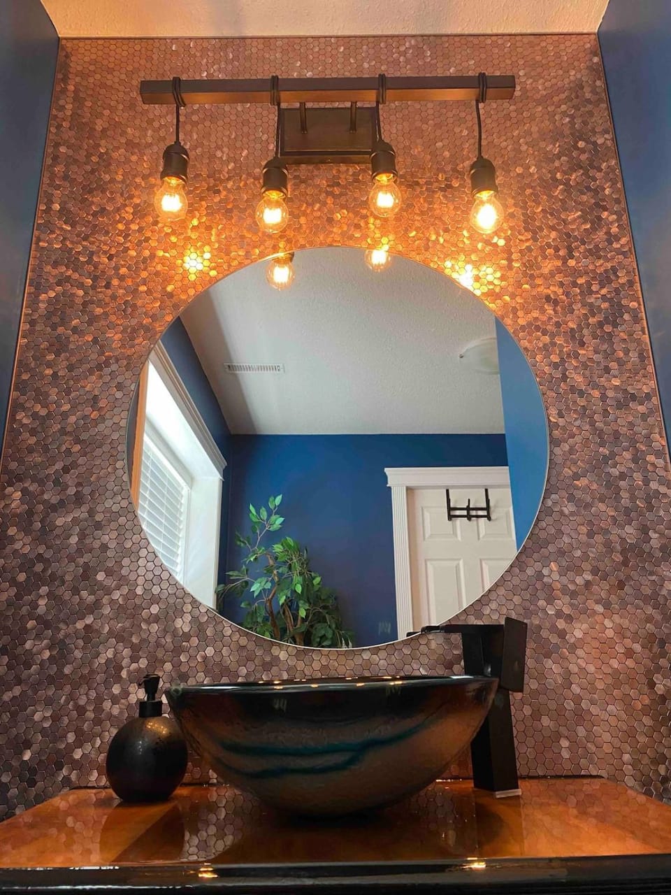 Magical Themed Decor! Pets Welcome! 3 Bedrooms Apartment in British Columbia