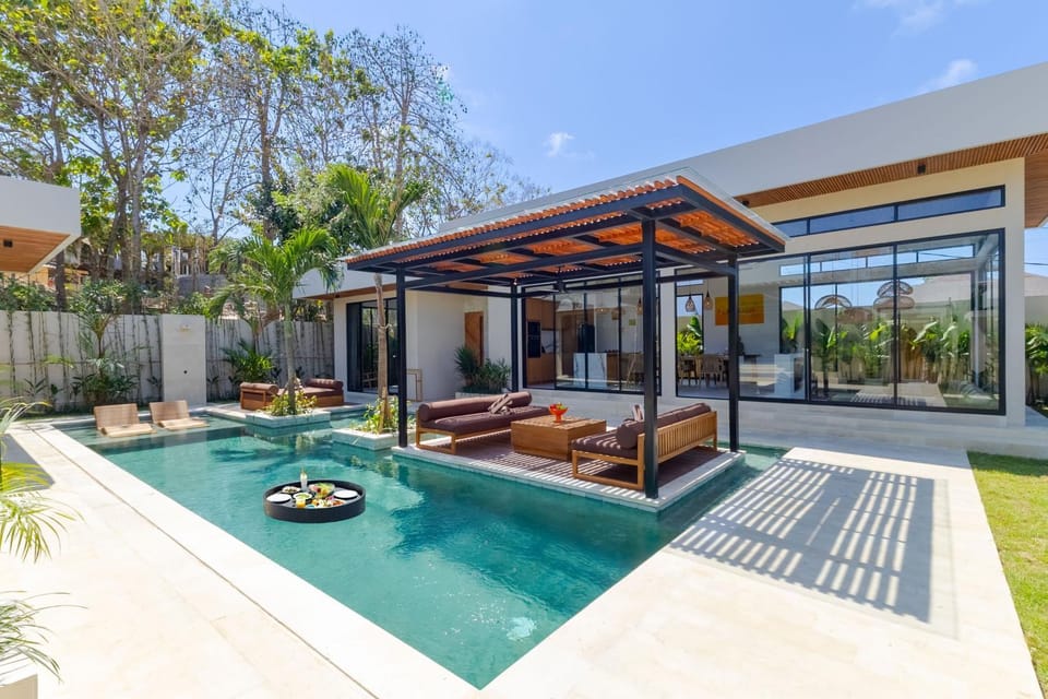 Property building, Spring, Day, Natural landscape, Garden, Seating area, Garden view, Pool view, Swimming pool, sunbed