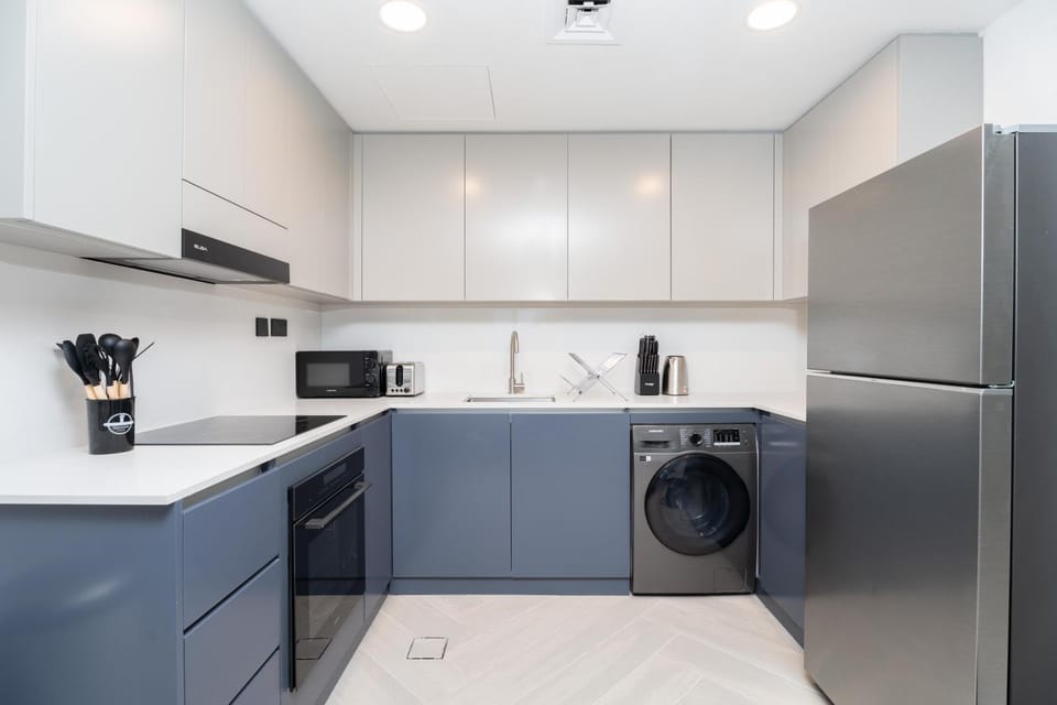 Kitchen or kitchenette, oven, washing machine