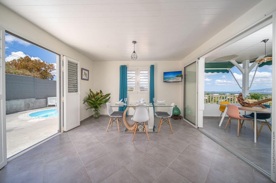Balcony/Terrace, Dining area, Pool view