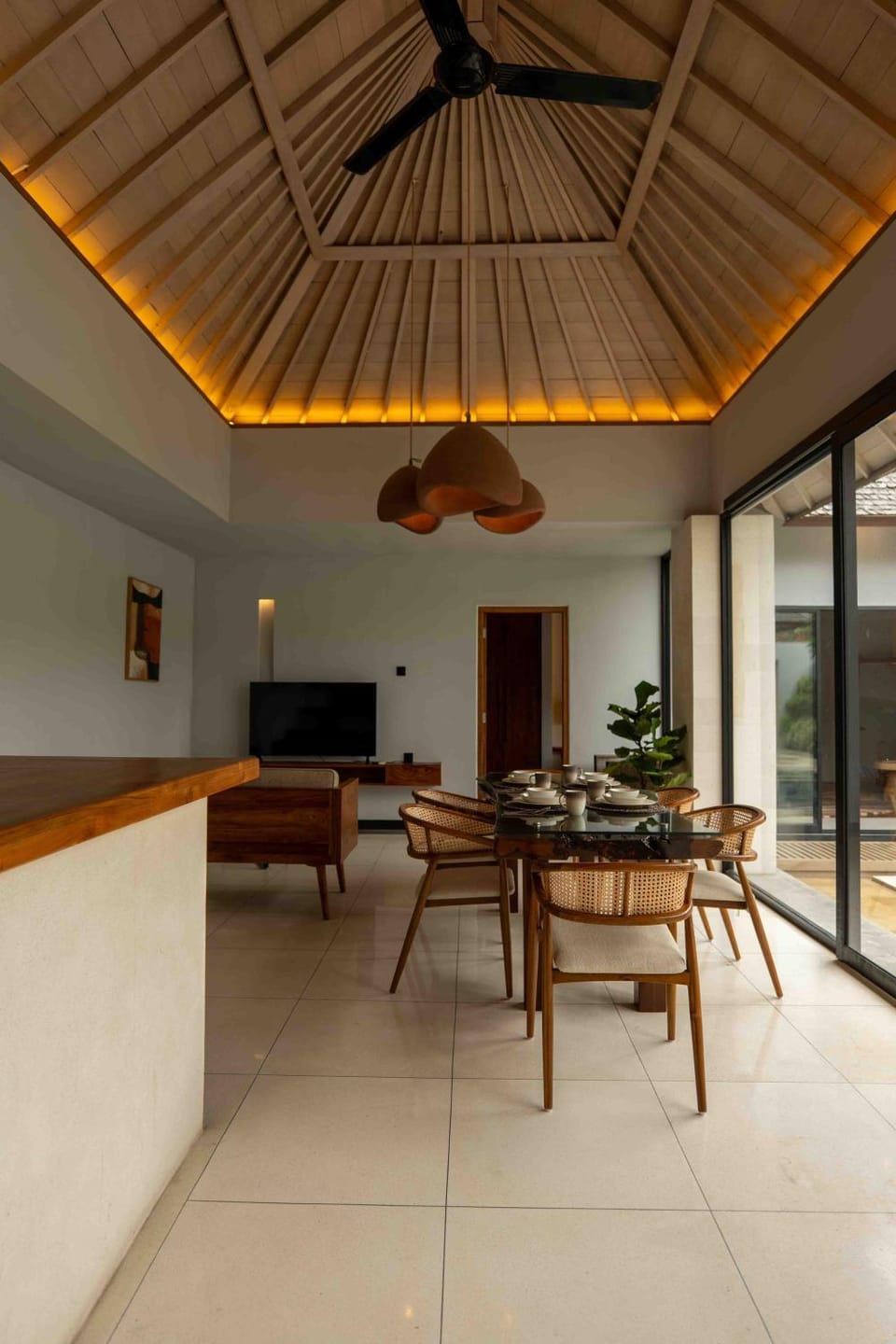 TV and multimedia, Living room, Seating area, Dining area