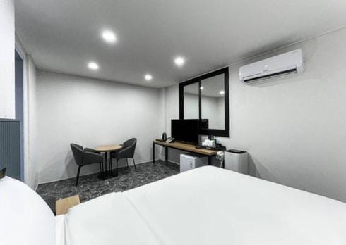 Bed, TV and multimedia, Photo of the whole room, Seating area, Bedroom, air conditioner