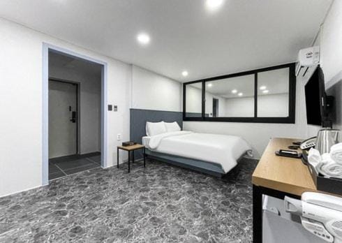 Bed, TV and multimedia, Photo of the whole room, Seating area, Bedroom, air conditioner