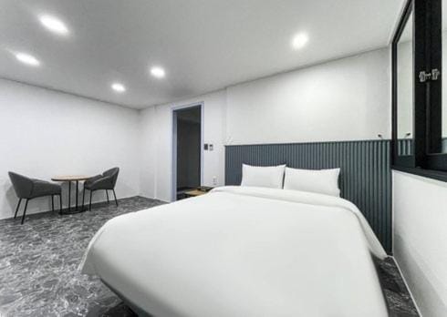Bed, TV and multimedia, Photo of the whole room, Seating area, Bedroom