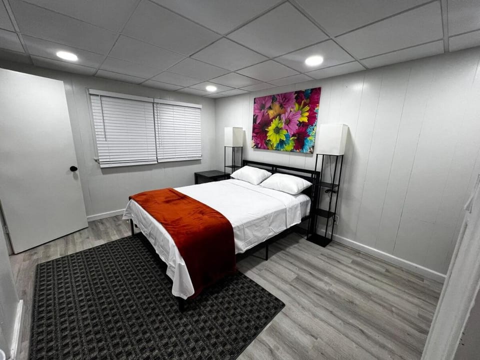 The Gorge Getaway 3BR 1BATH Close to Falls in Niagara House in Niagara Falls