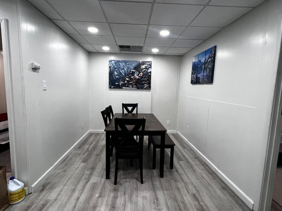 The Gorge Getaway 3BR 1BATH Close to Falls in Niagara House in Niagara Falls