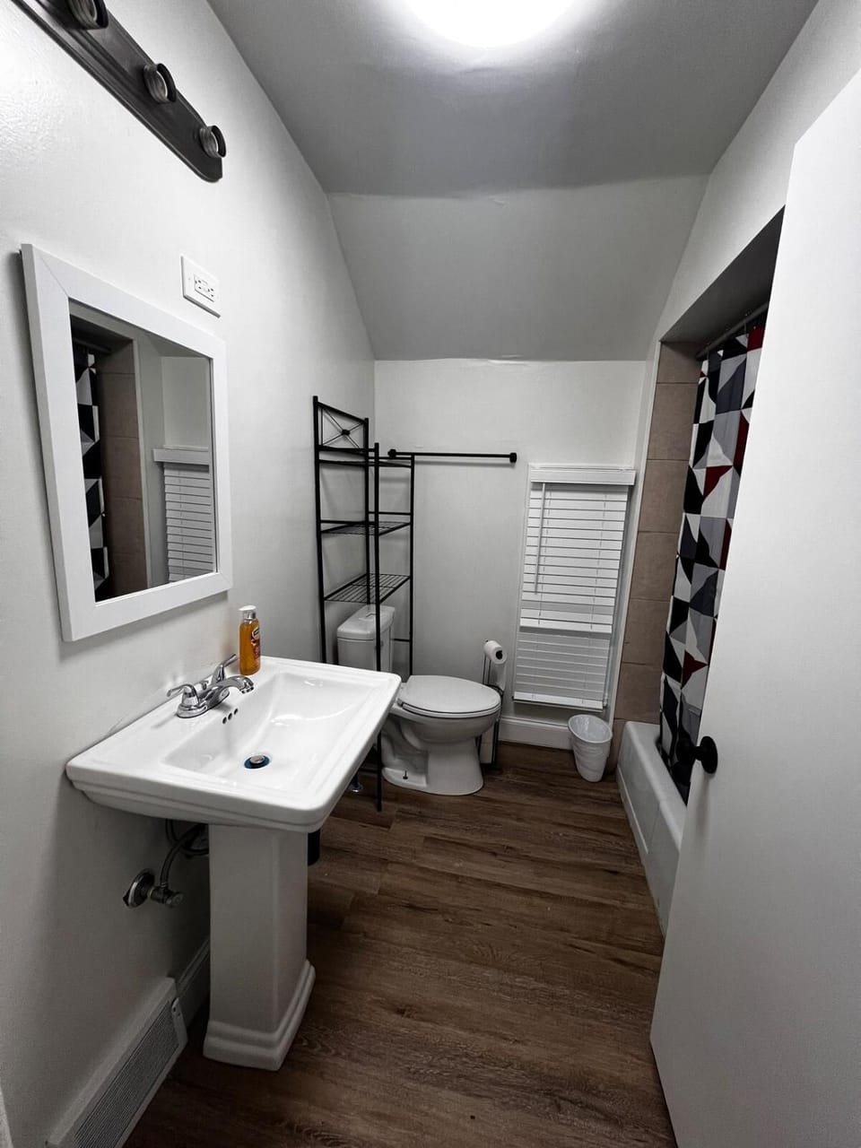 Casa Bella Niagara 2BR 1BATH 6PPL Close to Falls House in Niagara Falls