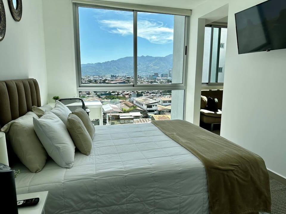 Bed, TV and multimedia, Photo of the whole room, Seating area, Bedroom