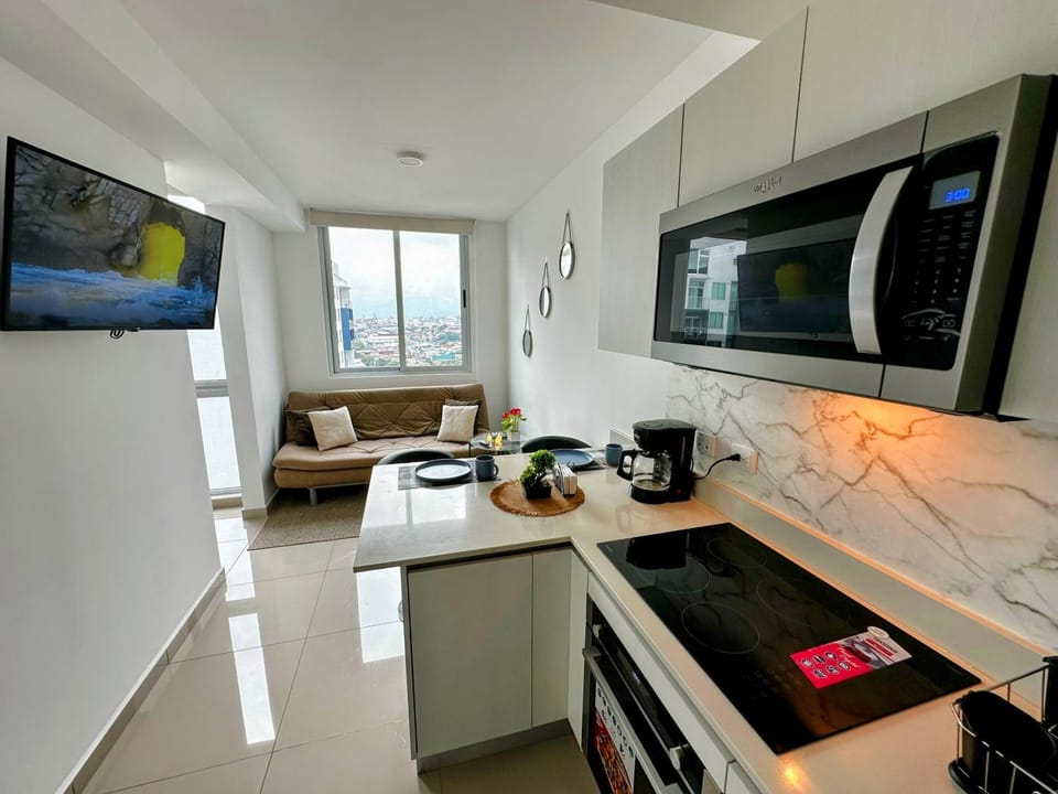 Coffee/tea facilities, Kitchen or kitchenette, Dining area, oven, stove, toaster