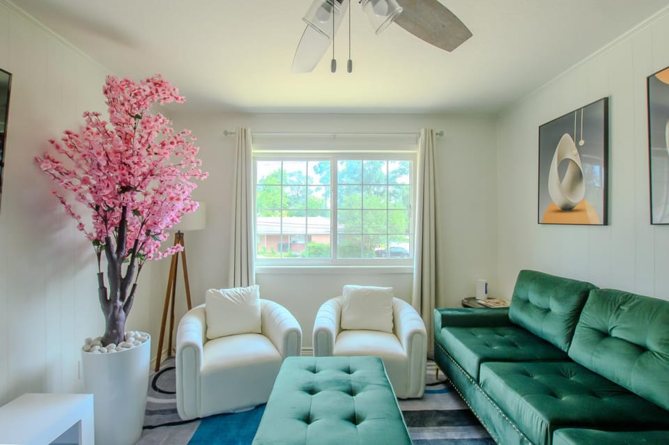 The Homestead Luxury Cozy 2BR Apartment in Nacogdoches Near SFA University and Downtown Pet Friendly Business Ready Extended Stays Welcome with Self Check In High Speed WiFi Full Kitchen In Unit Laundry Private Parking and Quiet Comfort Apartment in Nacogdoches
