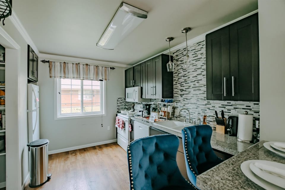 The Homestead Luxury Cozy 2BR Apartment in Nacogdoches Near SFA University and Downtown Pet Friendly Business Ready Extended Stays Welcome with Self Check In High Speed WiFi Full Kitchen In Unit Laundry Private Parking and Quiet Comfort Apartment in Nacogdoches
