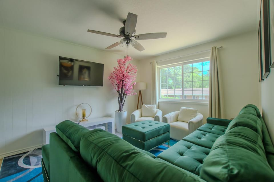 The Homestead Luxury Cozy 2BR Apartment in Nacogdoches Near SFA University and Downtown Pet Friendly Business Ready Extended Stays Welcome with Self Check In High Speed WiFi Full Kitchen In Unit Laundry Private Parking and Quiet Comfort Apartment in Nacogdoches