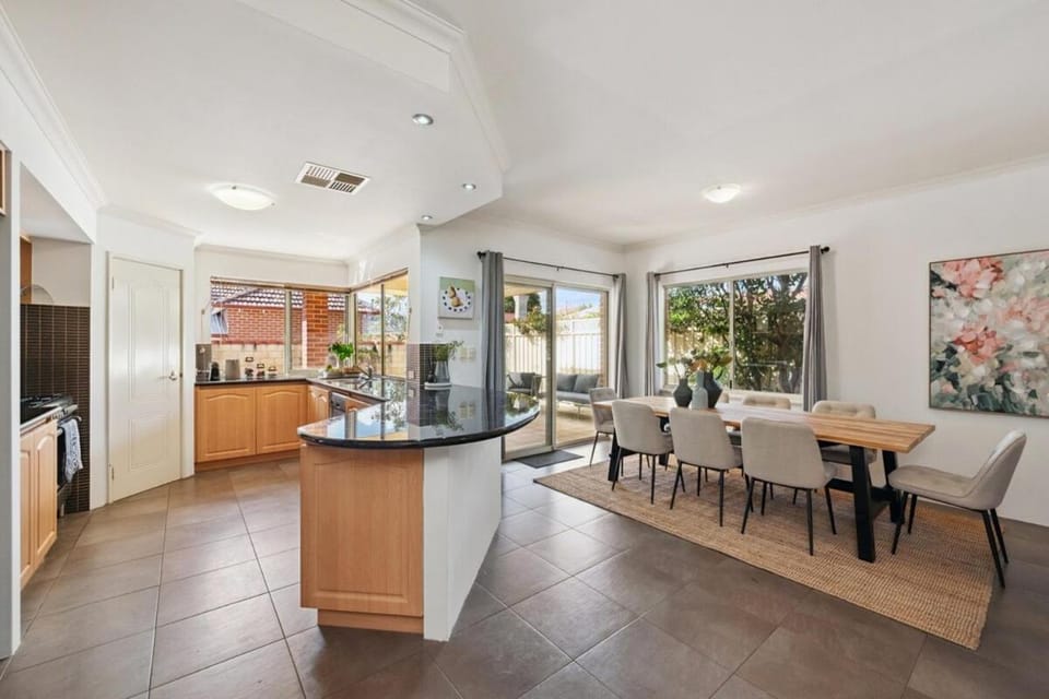 Coffee/tea facilities, Kitchen or kitchenette, Seating area, Dining area, dishwasher, oven, stove