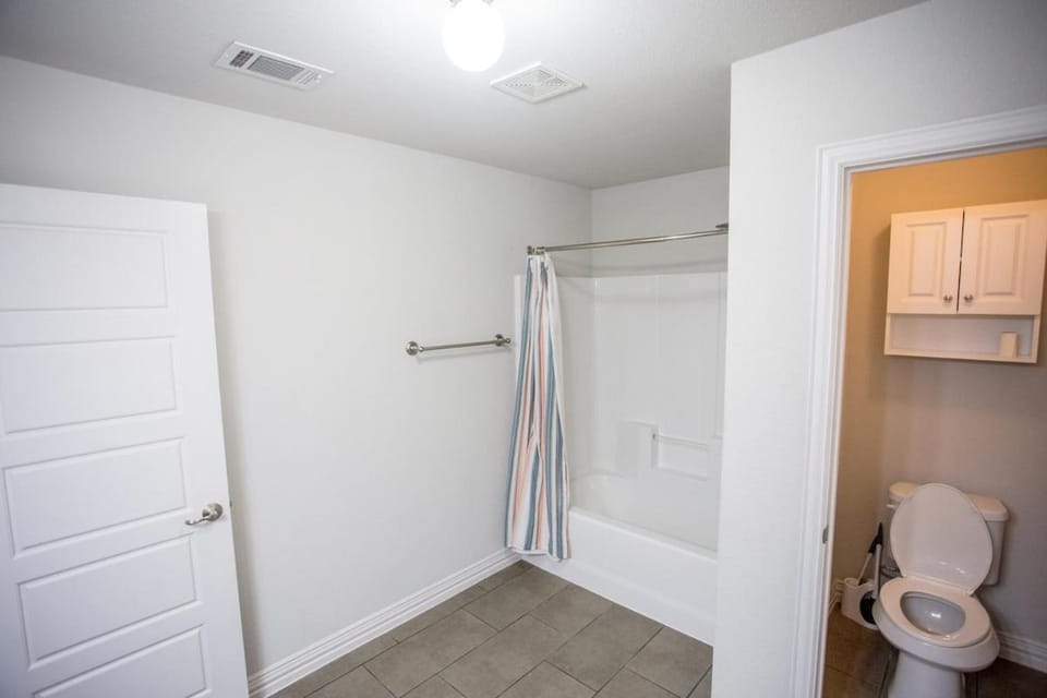 Cozy Studio Mins to JPS, Medical City, Historic District, Zoo, Water Garden Apartment in Fort Worth