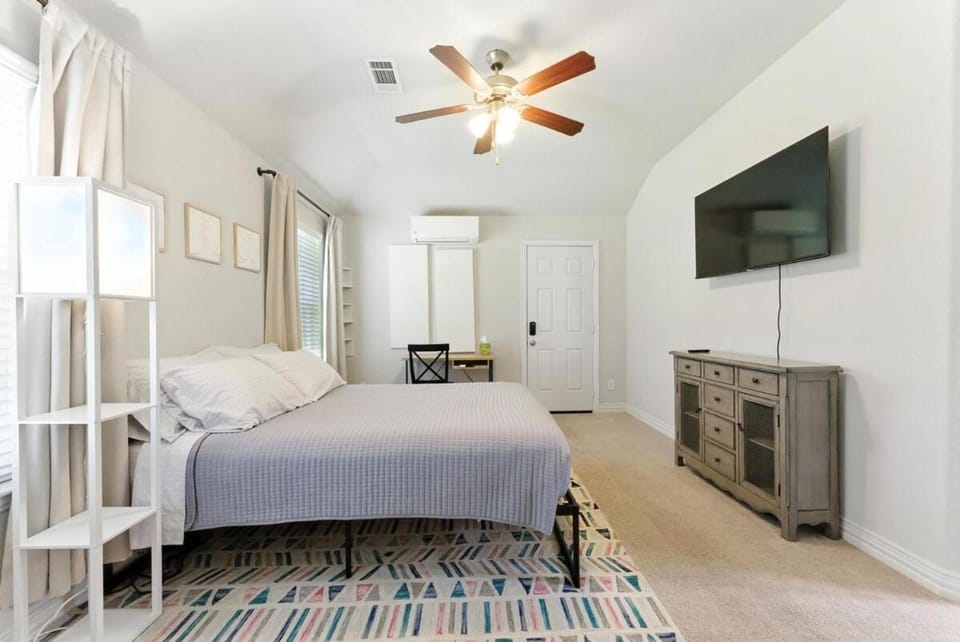 Cozy Studio Mins to JPS, Medical City, Historic District, Zoo, Water Garden Apartment in Fort Worth
