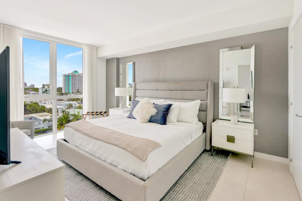 Tiffany Topaz - Rooftop Pool, Gym, Walk to Beach House in Fort Lauderdale