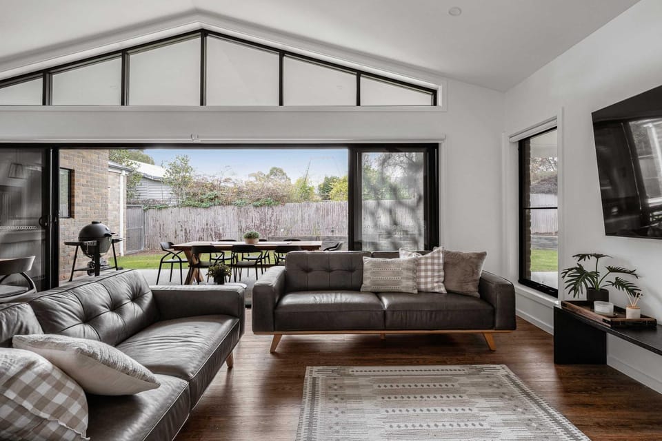 Luxury On Lakeside House in Tawonga South