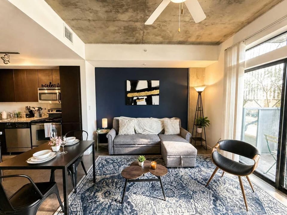 Cool 1BD Apartment in CDT with Gym Pool Parking Apartment in Phoenix