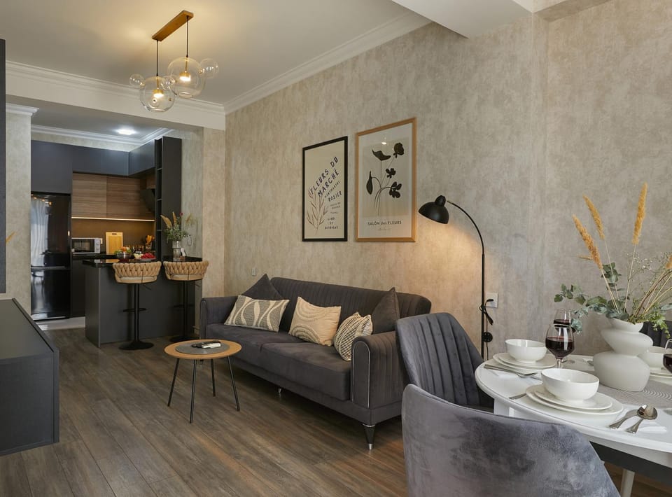 Coffee/tea facilities, Kitchen or kitchenette, Living room, Seating area, Dining area