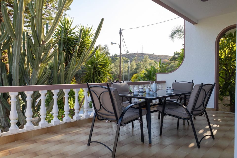 Natural landscape, View (from property/room), Balcony/Terrace, Seating area, Dining area