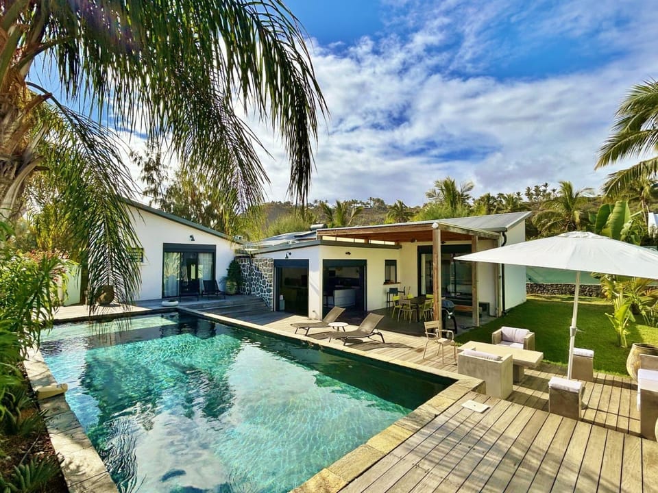 Property building, Garden, Swimming pool