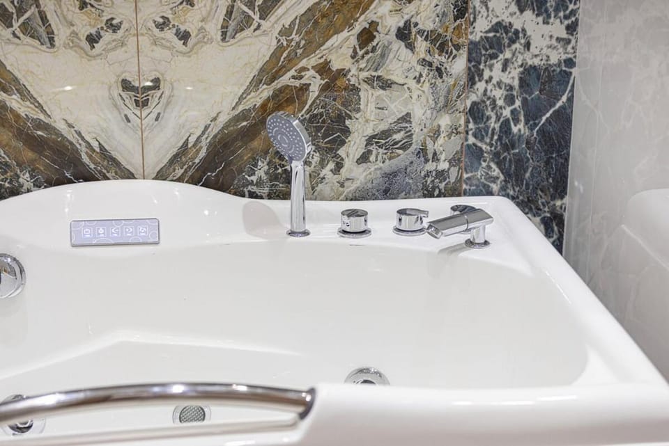 Luxury 2BR w Floating Bed in Dubai Marina Sulafa 4404 Apartment in Dubai