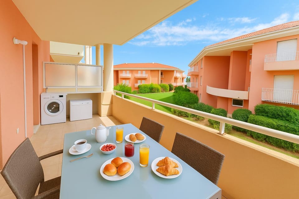 Olivéa - Écrin fleuri, terrasse & plage à 5 min Apartment in Antibes