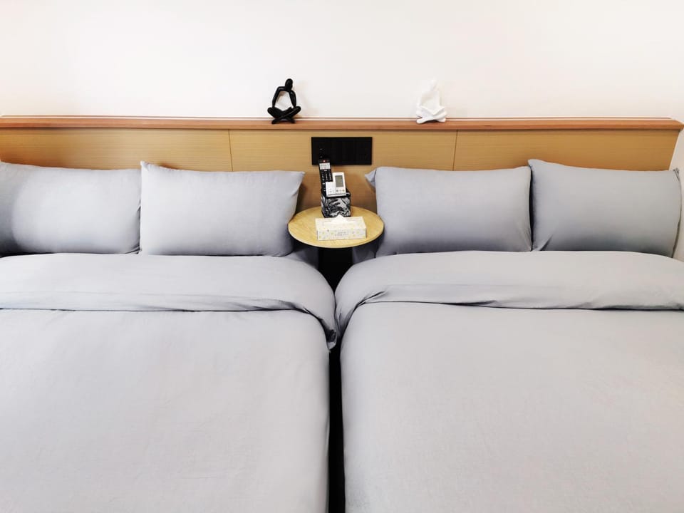 Bed, Living room, Photo of the whole room, Seating area, Bedroom