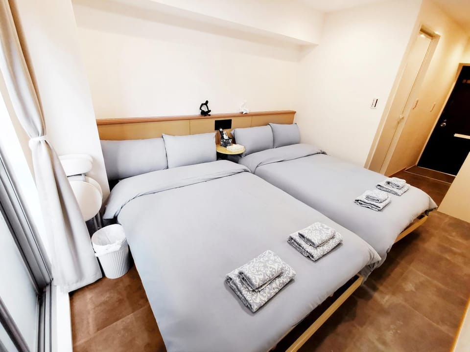 Bed, Photo of the whole room, Bedroom, towels