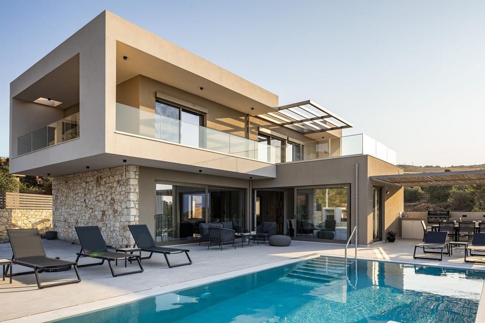 Property building, Patio, Day, Balcony/Terrace, Swimming pool, sunbed