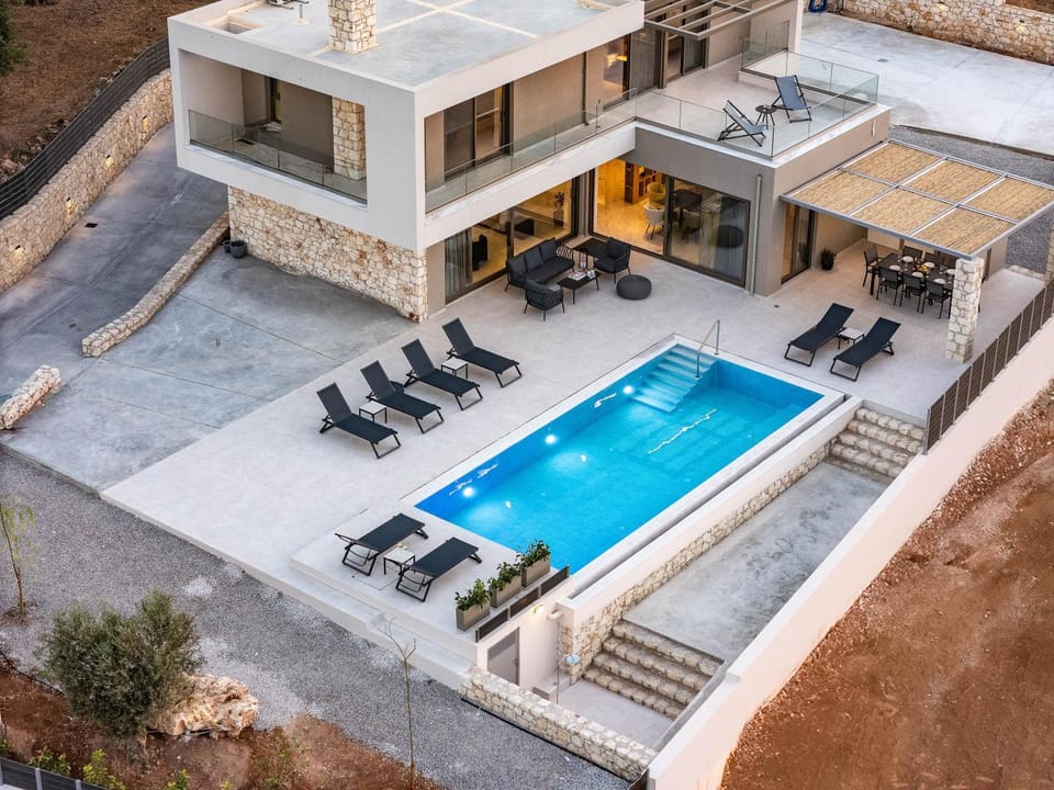 Property building, Patio, Day, Balcony/Terrace, sunbed