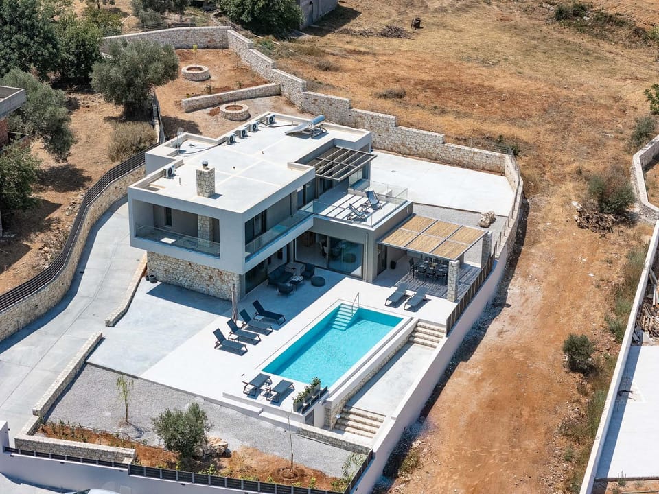 Property building, Patio, Day, Bird's eye view, Swimming pool, sunbed