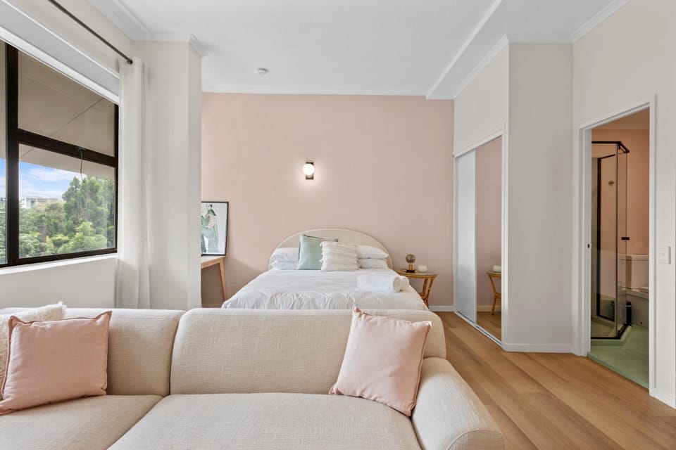 Bed, Seating area