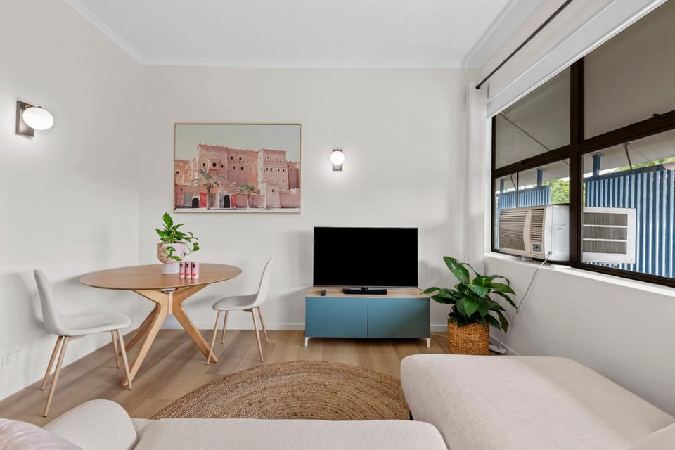 TV and multimedia, Seating area, Dining area