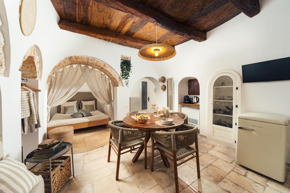 TV and multimedia, Kitchen or kitchenette, Living room, Dining area, air conditioner, air conditioner