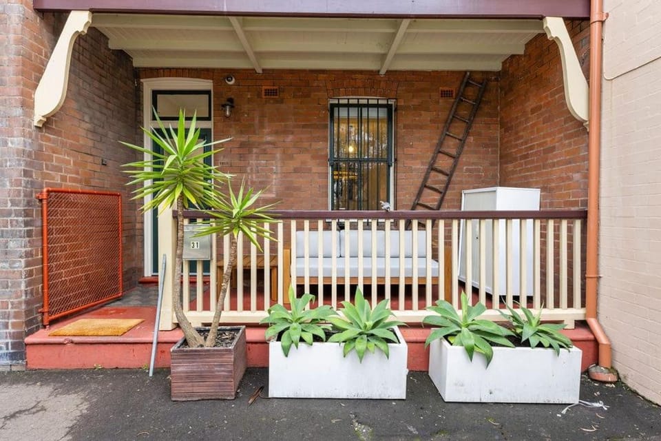 Property building, Facade/entrance, Day, Balcony/Terrace