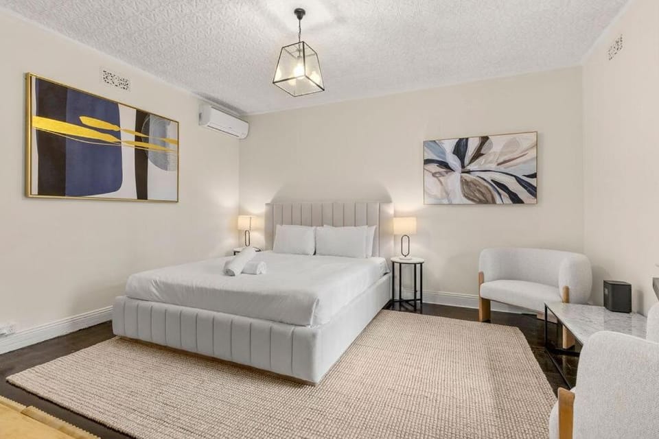 Bed, Seating area, Bedroom