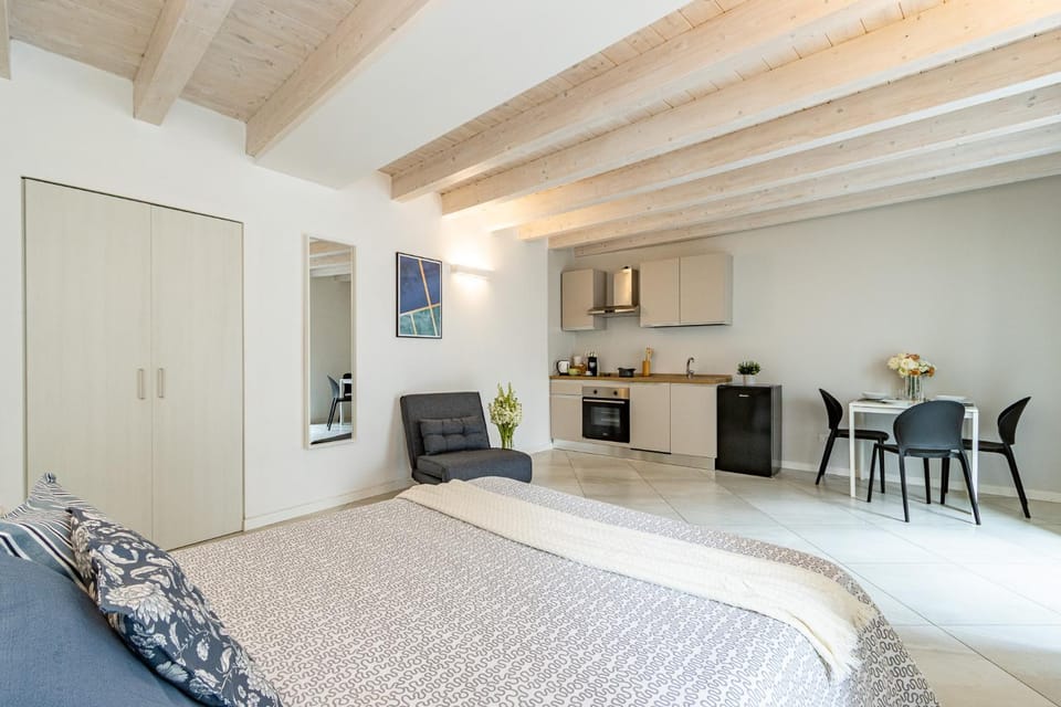 Living room, Photo of the whole room, Dining area, Bedroom, stove