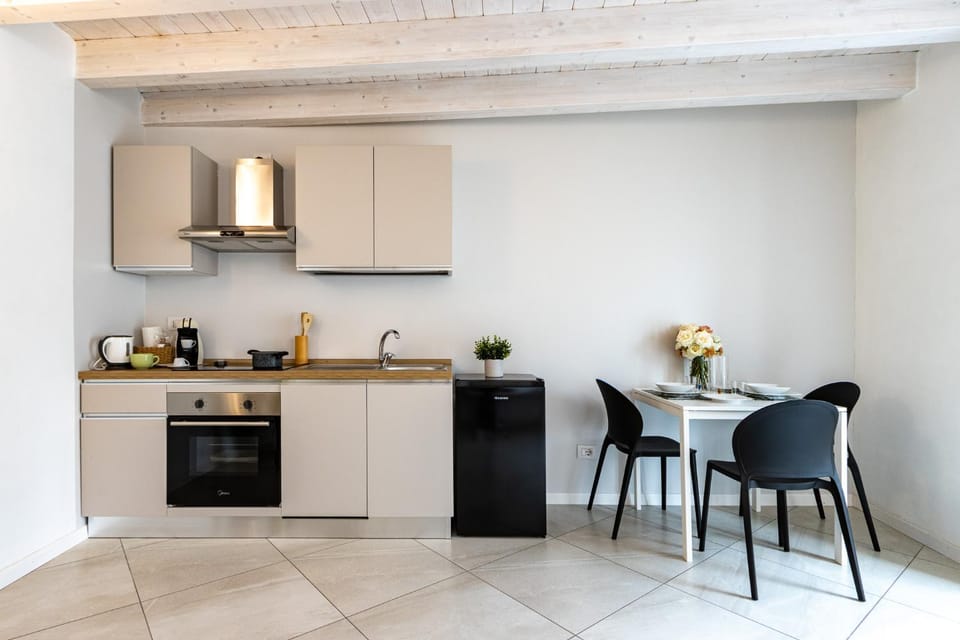 Coffee/tea facilities, Kitchen or kitchenette, Dining area, dishwasher, oven, stove