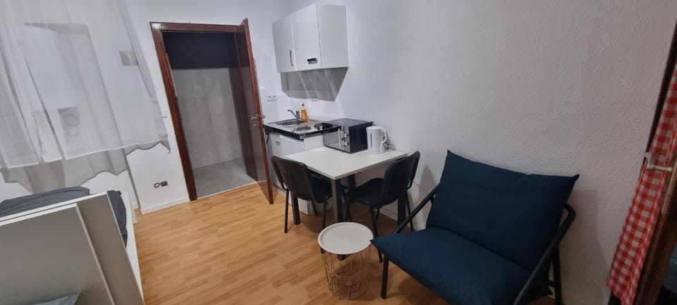 Bed, Kitchen or kitchenette, Photo of the whole room, Seating area, Dining area, Bedroom