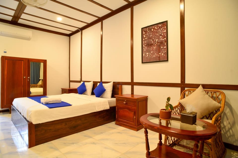 Bed, Living room, Photo of the whole room, Seating area, Bedroom