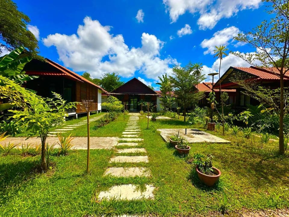 Property building, Spring, Day, Natural landscape, Garden, Garden, Balcony/Terrace, Garden view