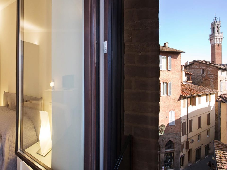 Bedroom, City view, Street view